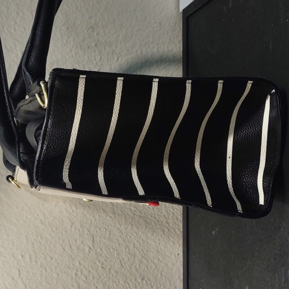 PRE USED BETSEY JOHNSON CREAM AND BLACK BOW TIE LIP STICK QUILTED SATCHEL - Picture 6 of 14